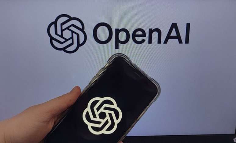 Enquanto o ChatGPT depende do modo com busca ativada, o Gemini integra web de forma mais fluida