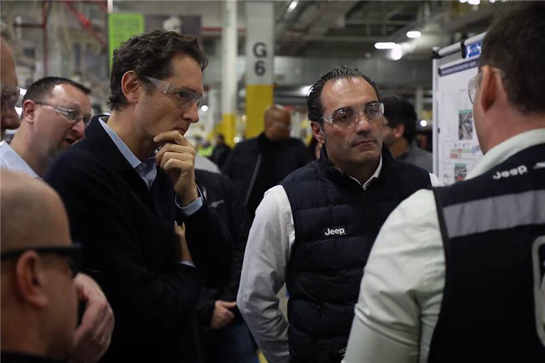 John Elkann e Antonio Filosa conversam com funcion&aacute;rios da Jeep nos Estados Unidos