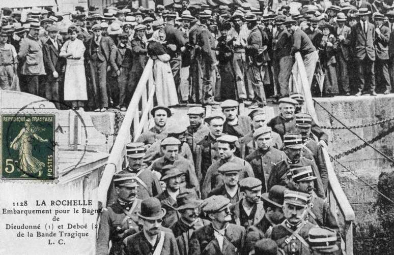 Embarque de membros da 'gangue Bonnot', uma organiza&ccedil;&atilde;o criminosa francesa da Belle &Eacute;poque, com destino &agrave; bagne na Guiana Francesa, em 1913