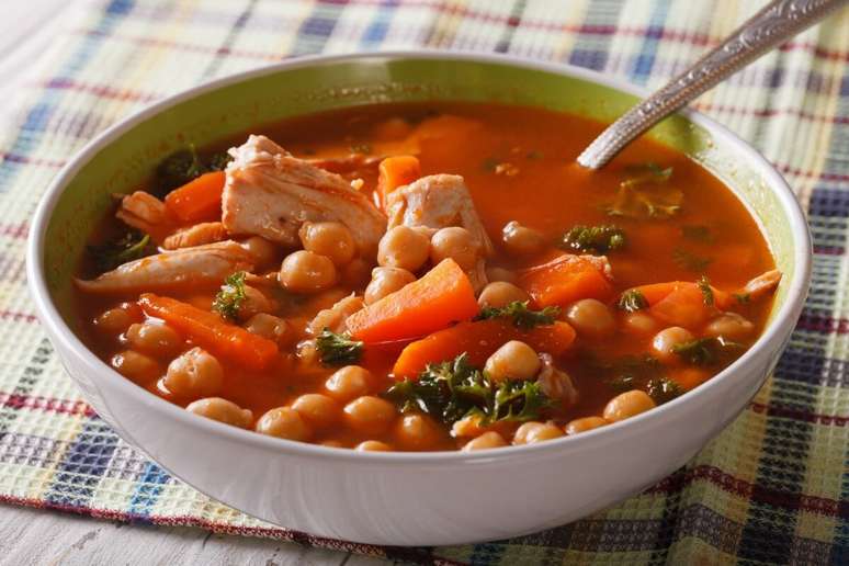 Sopa de frango com gr&atilde;o-de-bico 