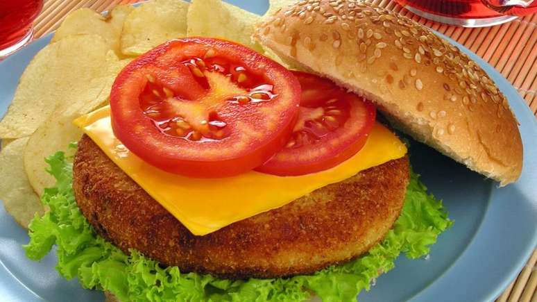 Hamb&uacute;rguer de peixe &ndash; Foto: Stela Handa