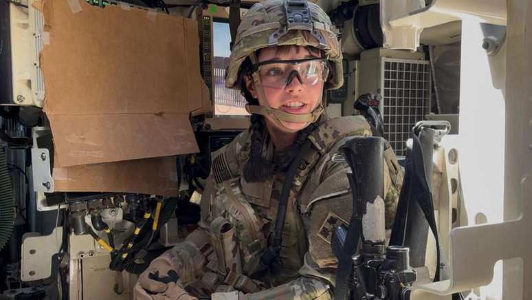 A soldado Caitlyn Seaborg dentro de um Stryker
