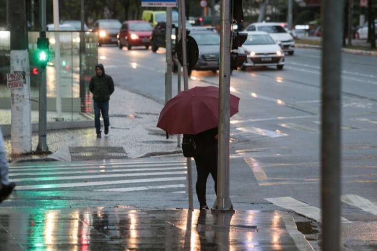 Registro de dia marcado por chuva e tempo frio na metrópole paulistana.