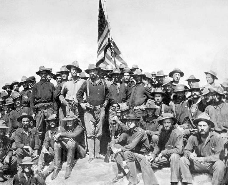Foto mostra o futuro presidente Roosevelt (no centro), com soldados americanos na colina San Juan, em Cuba, na Guerra Hispano-Americana