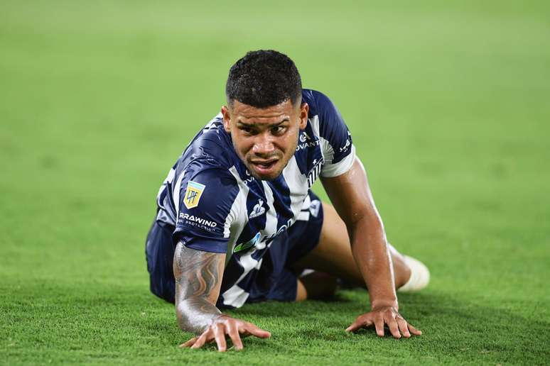 Miguel Navarro, doTalleres, disse que Bobadilla, do São Paulo, o chamou de ‘venezuelano morto de fome.’ Em campo, ele chorou muito e não quis comentar sobre a partida após o apito final (Photo by Christian Alvarenga/Getty Images)