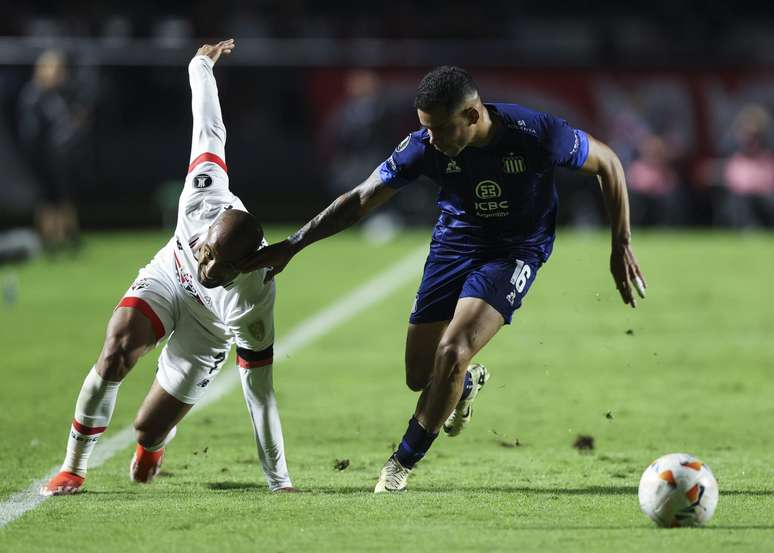 Lucas, ó São Paulo agus Navarro, ó Talleres (grianghraf le Alexandre Schneider/Getty Images)