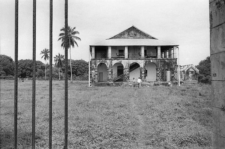 Uma col&ocirc;nia penal francesa na Guiana Francesa, onde as pessoas eram condenadas a trabalhos for&ccedil;ados, que foi fechada em 1942