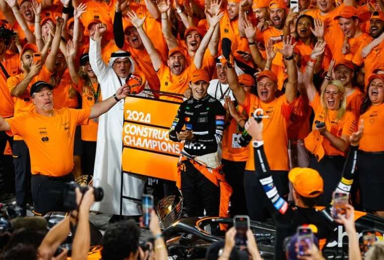 Oscar Piastri, Lando Norris e McLaren durante comemoração em 2024 