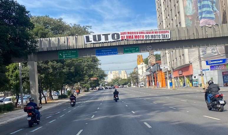 Faixa estava na passarela Varam Keutenedjian, no centro de São Paulo, até o final da tarde de 27 de maio.