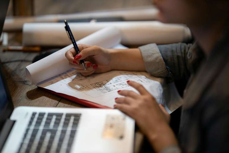 Apesar de ser complexo aprender um idioma do zero, é totalmente possível. 
