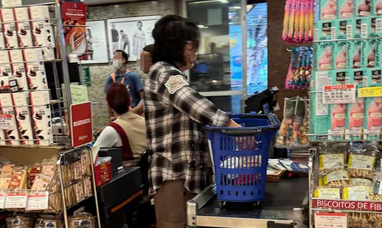 Roberta Miranda passando suas compras: rotina de gente comum