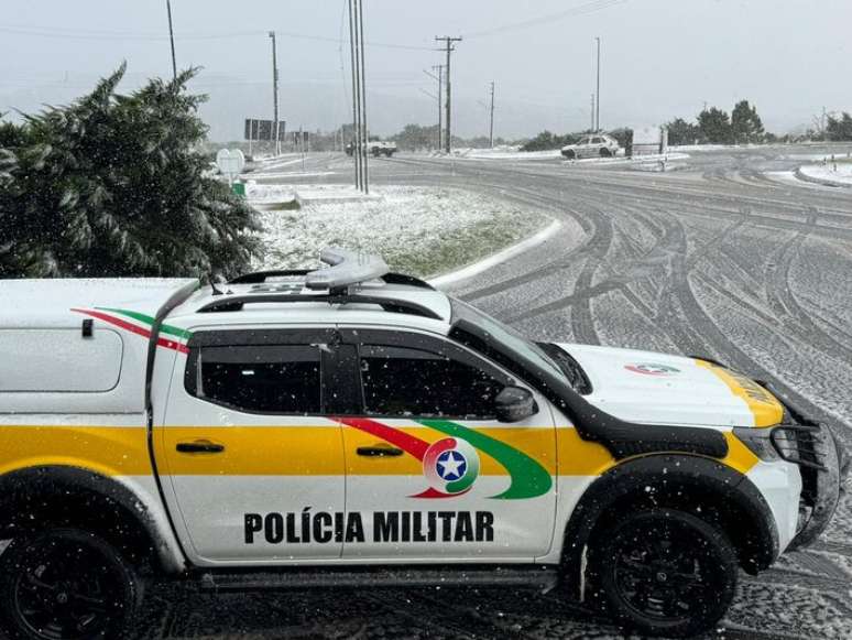 Neve caiu em quantidade suficiente para interditar o tráfego na serra catarinense.