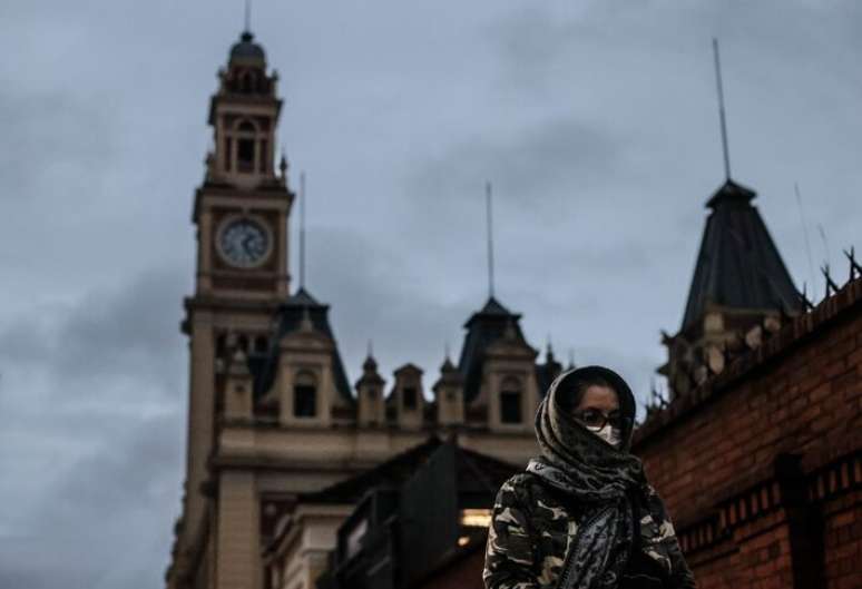 Pedestres enfrentam frio nesta manhã de quinta-feira, 29, na região central da capital paulista.