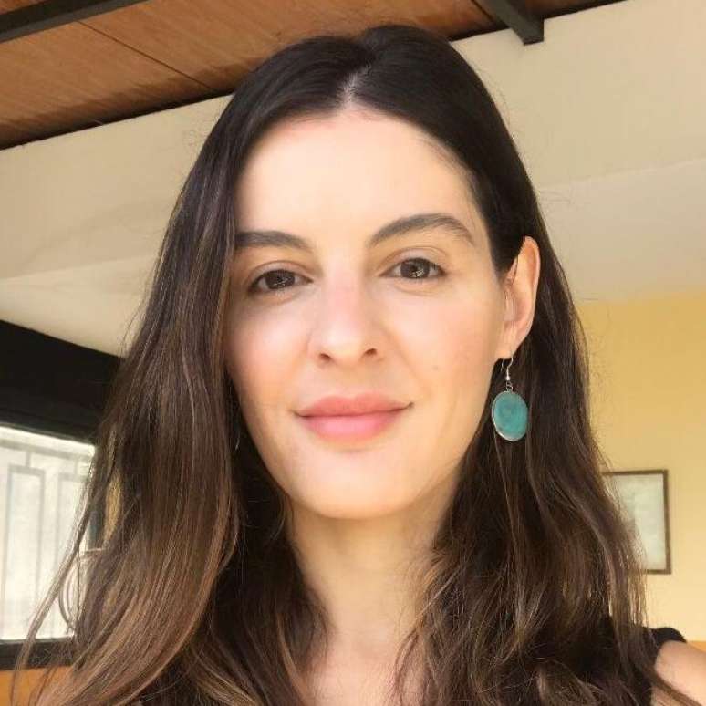 A antrop&oacute;loga Marcelle Schimitt diz que as redes sociais tendem a reproduzir padr&otilde;es idealizados e inalcan&ccedil;&aacute;veis de cuidado, geralmente baseados em bab&aacute;s, rede de apoio familiar ativa e poder aquisitivo elevado