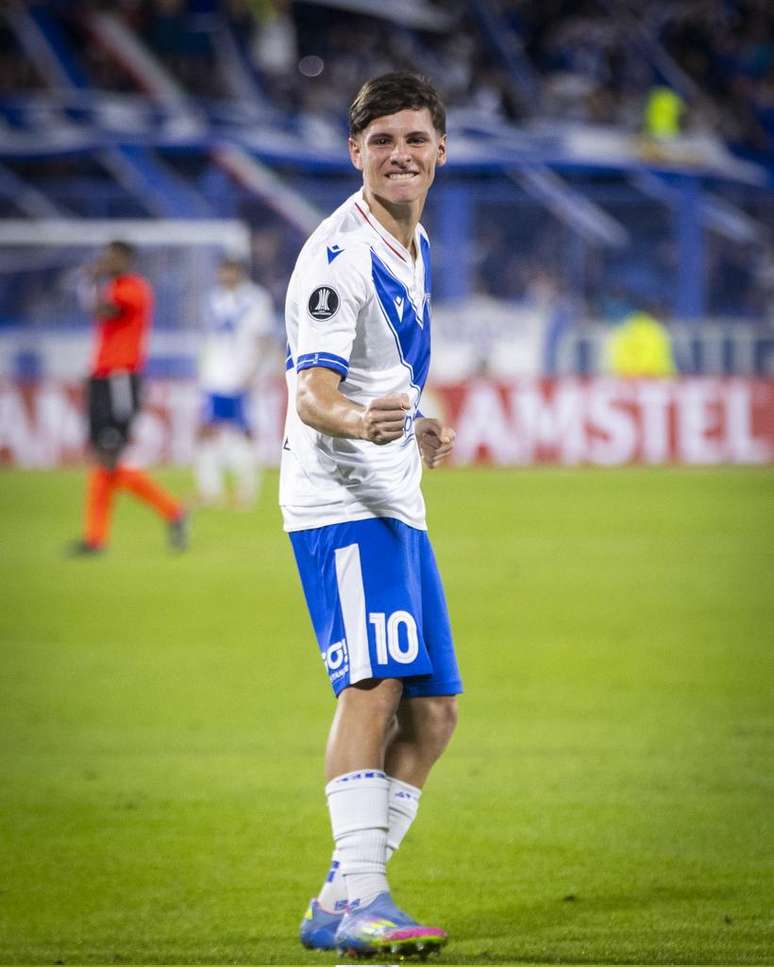 Montoro comemorando um gol pelo Velez 