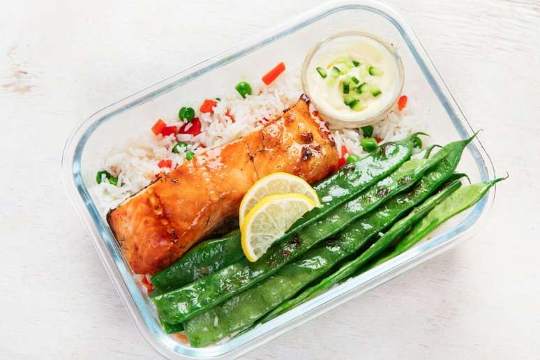 Salm&atilde;o com arroz e ervilha-torta 