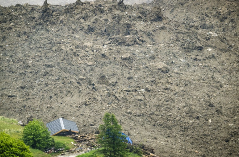 Apenas o telhado de algumas casas era vis&iacute;vel ap&oacute;s o deslizamento de terra