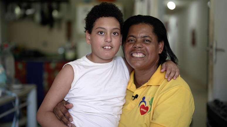 Lenice Fran&ccedil;a com Enzo: ela aprendeu a manusear sonda g&aacute;strica para ajudar a amiga