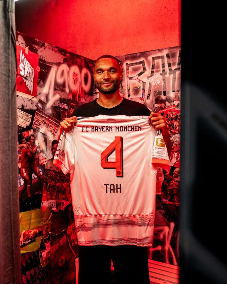 Jonathan Tah sendo apresentado pelo Bayern de Munique 