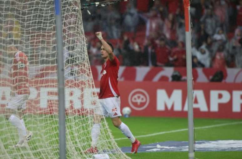 Duelo de titãs: Alan Patrick com a bola para o Internacional e Everton Ribeiro, do Bahia, de olho no lance.