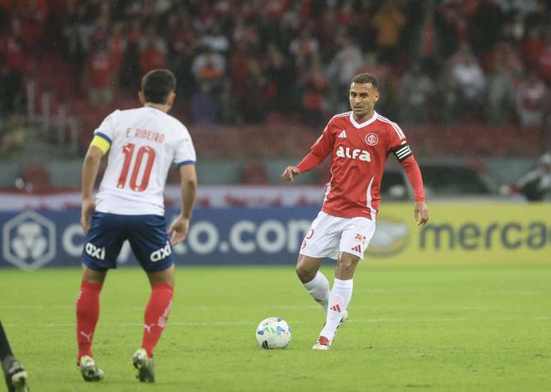 Duelo de titãs: Alan Patrick com a bola para o Internacional e Everton Ribeiro, do Bahia, de olho no lance.