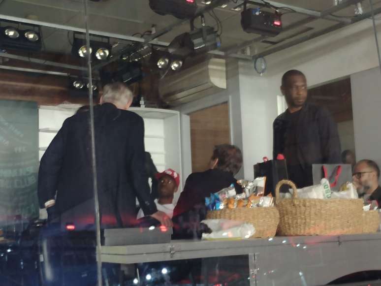 Vini Jr ao lado de Carlo Ancelotti em um dos camarotes do Maracan&atilde; em Flamengo x T&aacute;chira &ndash;