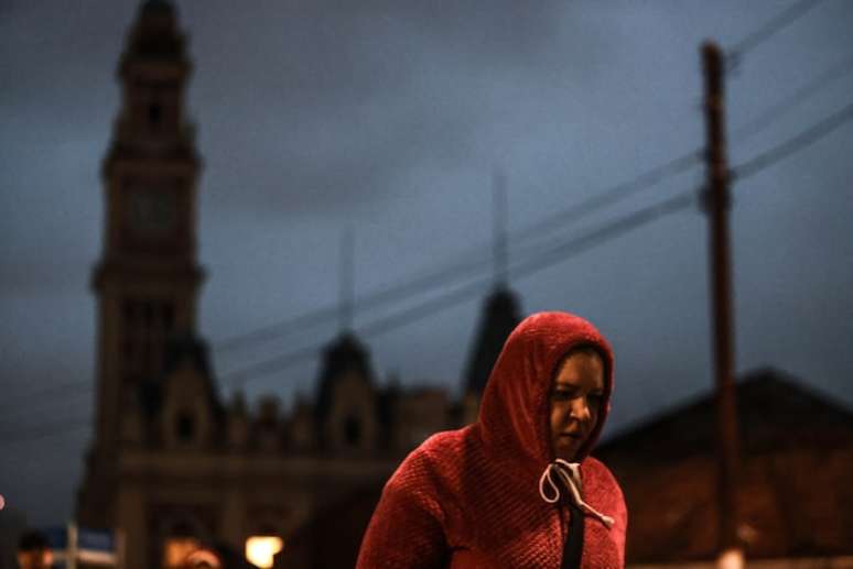 Pedestres enfrentam frio nesta manhã de quinta-feira, 29, na região central da capital paulista.