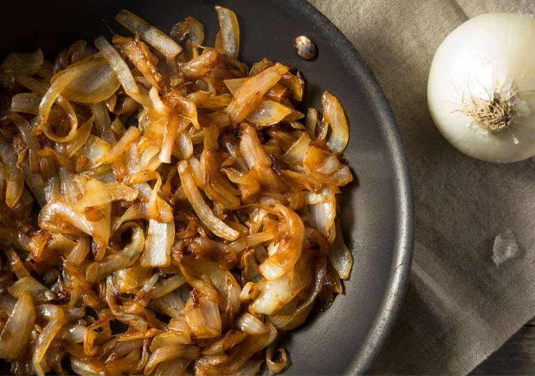 O acompanhamento perfeitamente agridoce &eacute; a cebola caramelizada | Foto: Shutterstock