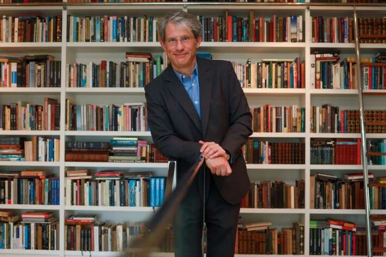 Jos&eacute; Roberto de Castro Neves em sua casa, na zona sul do Rio de Janeiro.