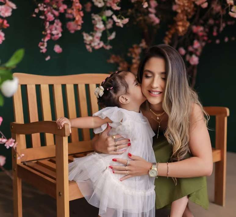Myllena Rocha posa com filha, fruto da relação com Poze do Rodo