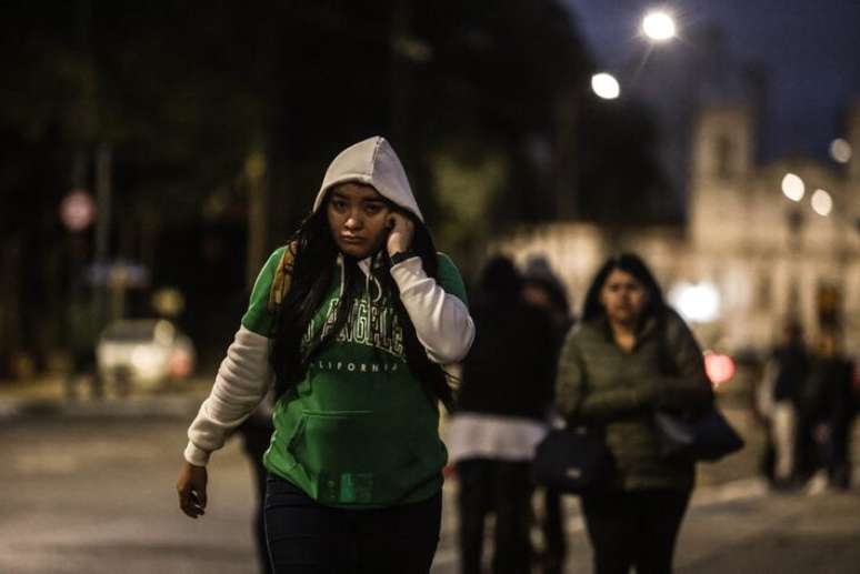Pedestres enfrentam frio nesta manhã de quinta-feira, 29, na região central da capital paulista.