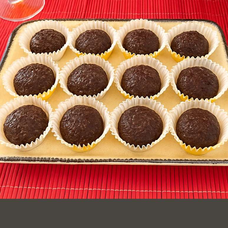 BRIGADEIRO SAUDÁVEL DE CHOCOLATE COM COCO - apenas 2 ingredientes e muito sabor