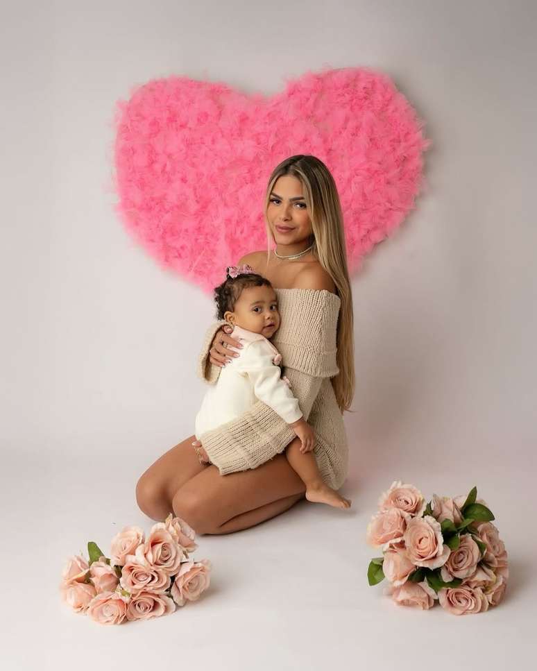 No colo da mãe, Jade, filha de Poze do Rodo