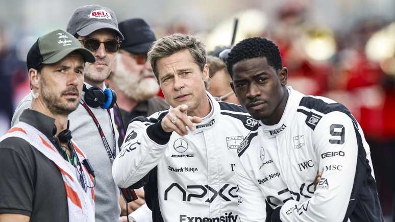 Brad Pitt e Damson Idris durante as grava&ccedil;&otilde;es em um fim de semana de corrida
