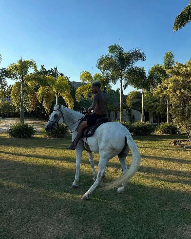 MC Poze do Rodo montado em cavalo
