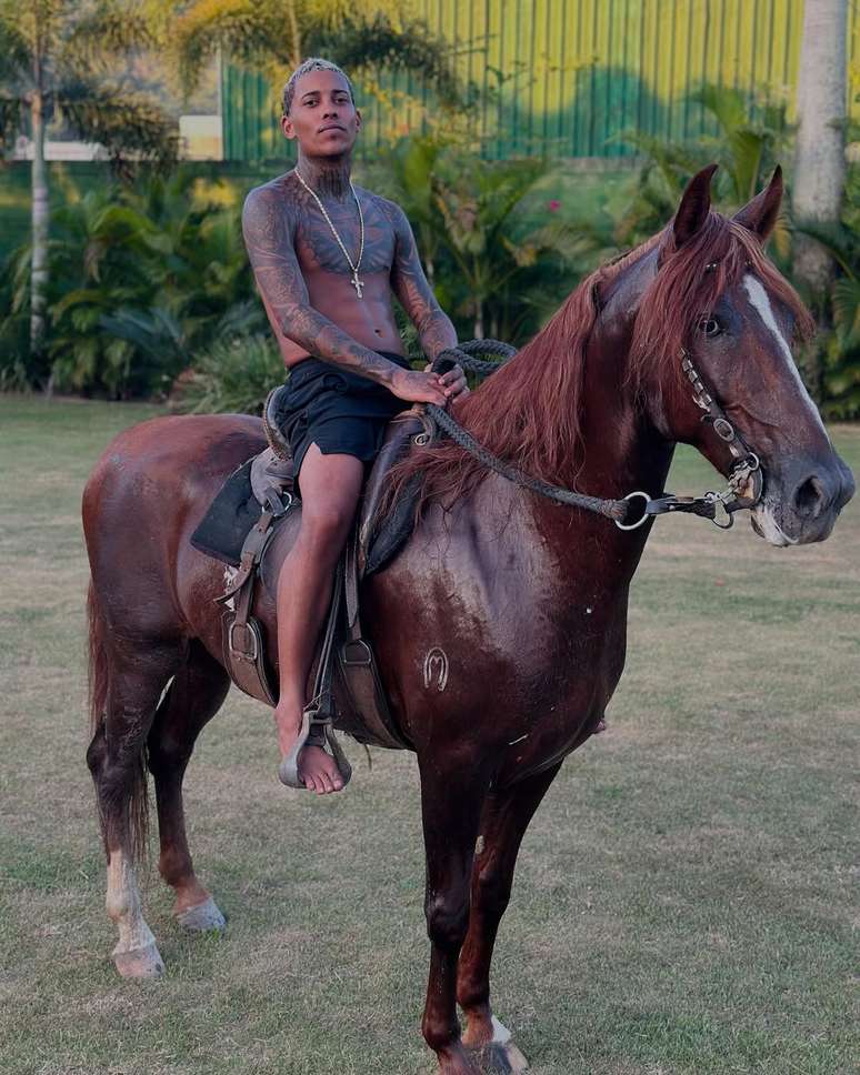 MC Poze do Rodo montado em cavalo