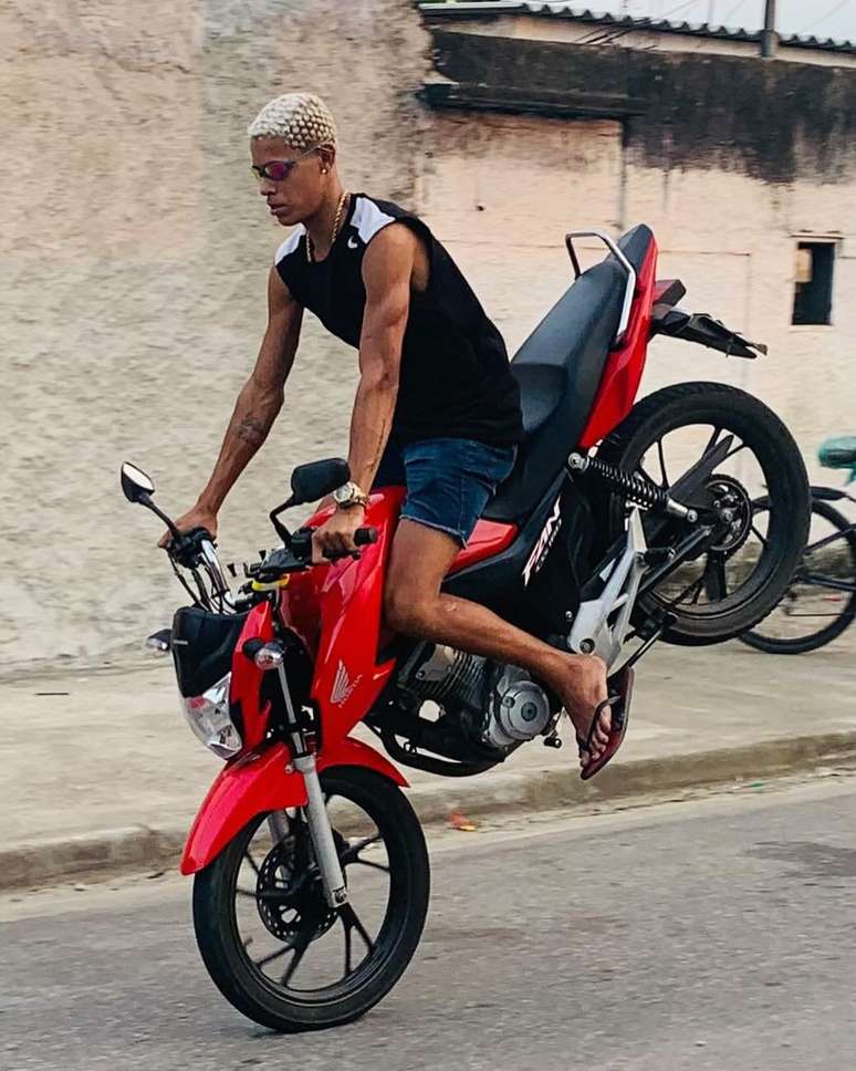 Grau, ou malabarismos de moto. Cultura periférica praticada na favela Marcola, uma das que compõem o Rodo. 