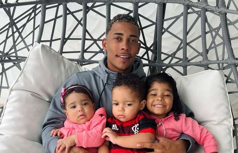 MC Poze do Rodo e três de seus filhos MC Poze do Rodo e três de seus filhos
