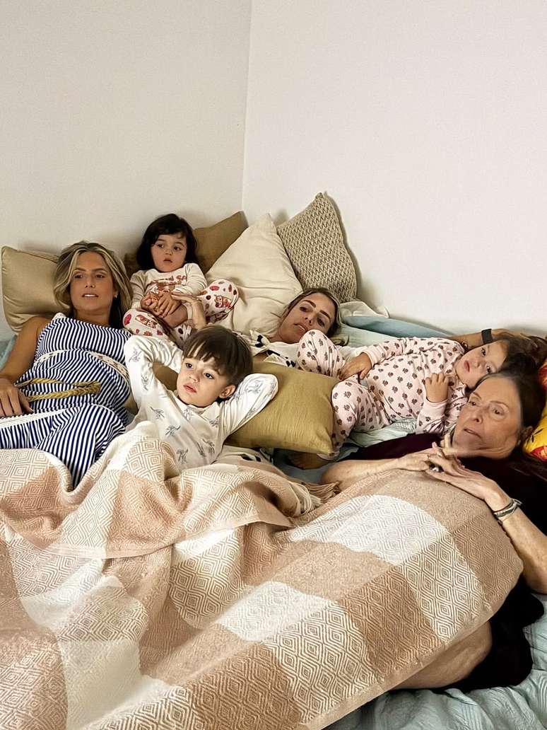 Bia e Branca Feres com os filhos e a m&atilde;e