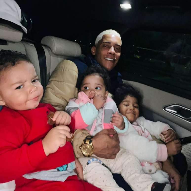 MC Poze do Rodo e três de seus filhos MC Poze do Rodo e três de seus filhos