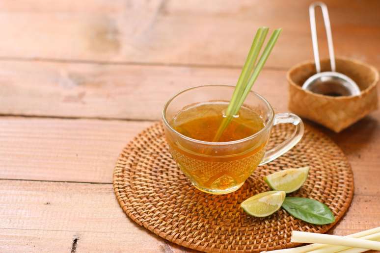 Ch&aacute; de lim&atilde;o e capim-santo 