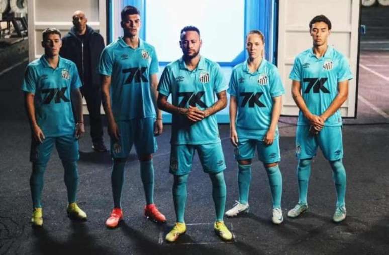 Reinaldo Campos/ Santos - Legenda: Santos lança camisa azul turquesa