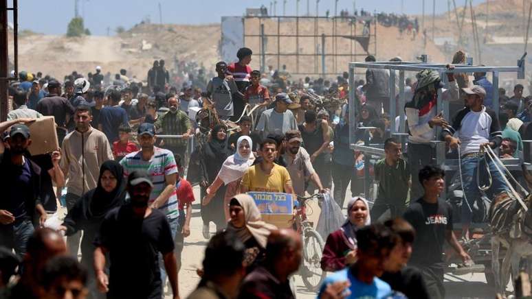 Palestinos desesperados por comida se aglomeraram em centros de distribui&ccedil;&atilde;o administrados pela Gaza Humanitarian Foundation desde que o bloqueio foi flexibilizado