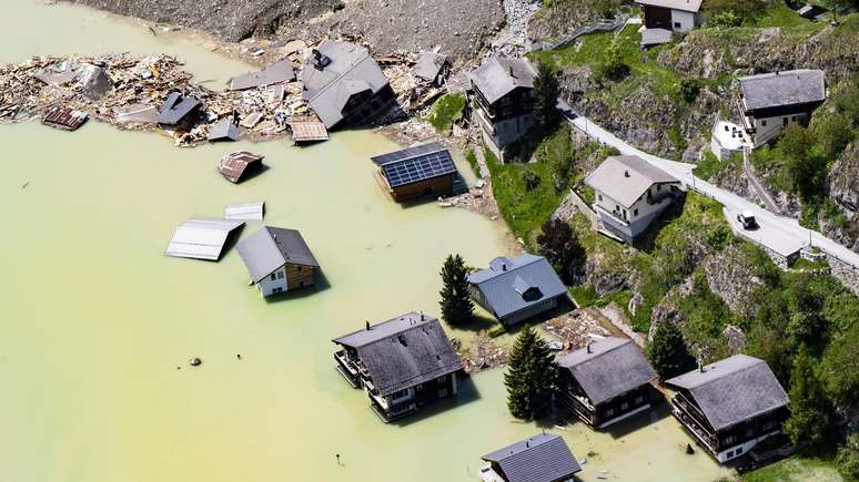 Blatten, no sul da Su&iacute;&ccedil;a, foi destru&iacute;da ap&oacute;s uma avalanche na quarta-feira