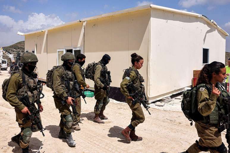 Soldados israelenses acompanharam os colonos que estabeleceram o posto avan&ccedil;ado de Homesh em maio de 2023