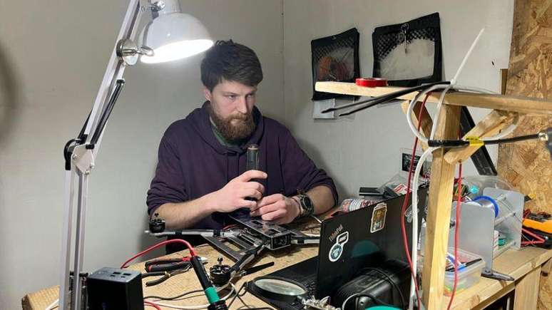 O soldado conhecido como 'Moderador' trabalha nos drones de fibra &oacute;ptica da Ucr&acirc;nia