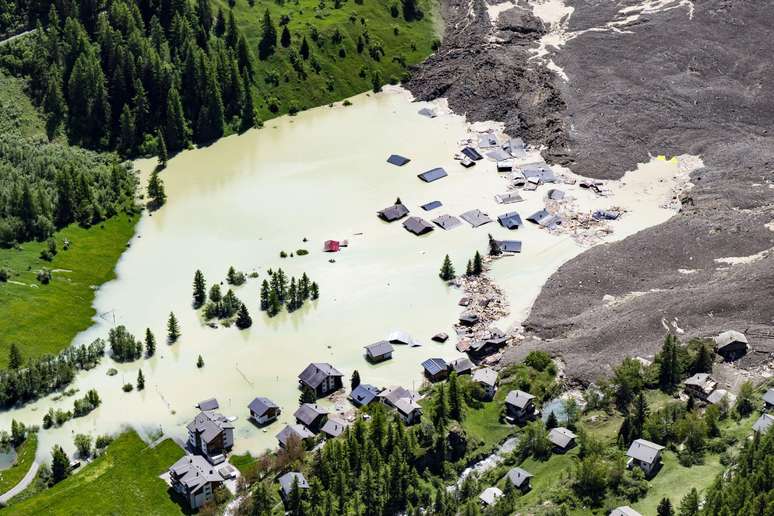 Trezentos moradores foram evacuados em antecipa&ccedil;&atilde;o &agrave; possibilidade de uma avalanche