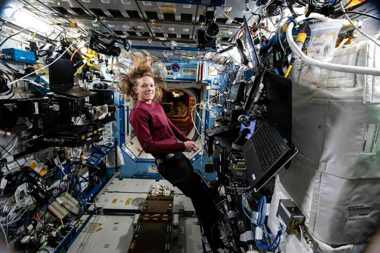 Um astronauta flutua sem peso a bordo da Esta&ccedil;&atilde;o Espacial Internacional.