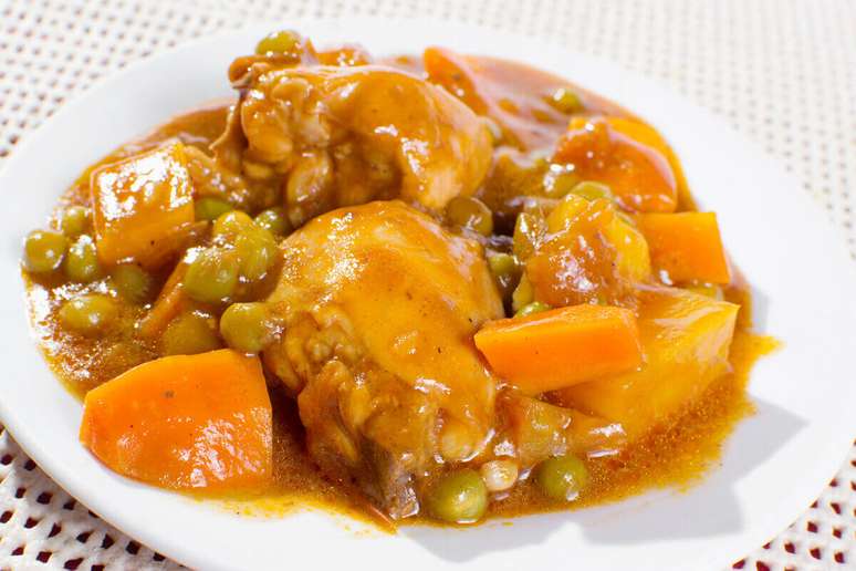 Ensopado de frango com batata, cenoura e ervilha (Imagem; Jomar Aplaon | Shutterstock)