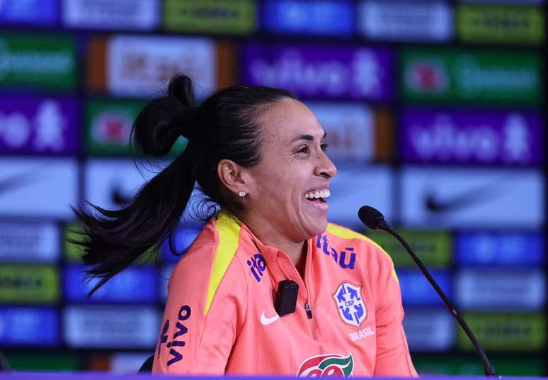 Marta estava sorridente em coletiva de imprensa &ndash; Foto : L&iacute;via Villas Boas / CBF